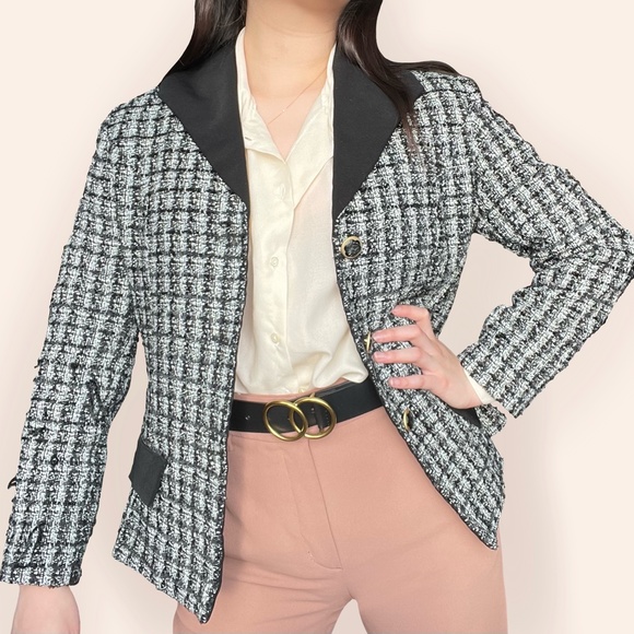 Vintage houndstooth blazer w/ contrast black collar & pockets. Really pretty mar - Picture 3 of 4